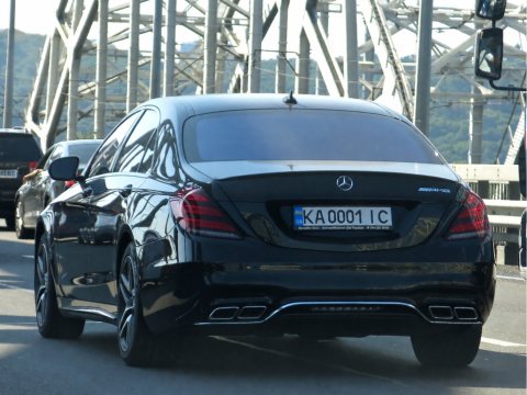 Автомобіль із номером KA0001IC