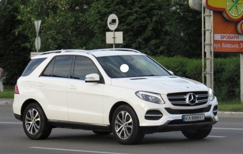 Автомобіль із номером KA8888KI