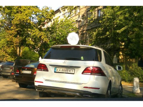 Автомобіль із номером KA8888KI