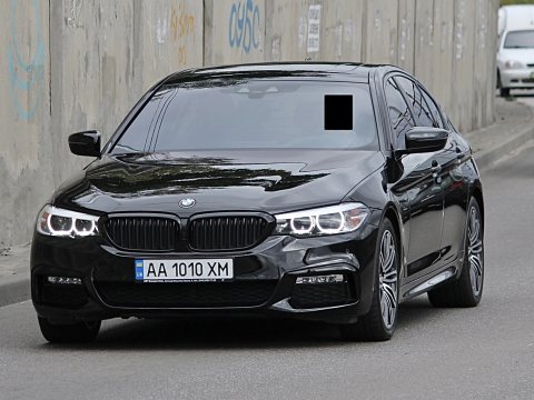 Автомобіль із номером AA1010XM