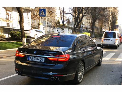 Автомобіль із номером AA0007OI