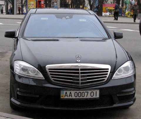 Автомобіль із номером AA0007OI