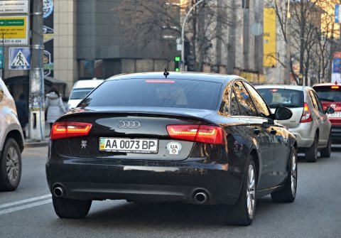 Автомобіль із номером AA0073BP