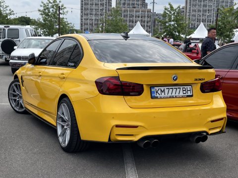Автомобіль із номером KM7777BH
