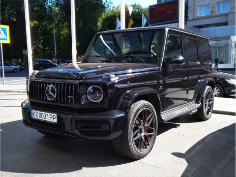 Автомобіль із номером KX0001PP