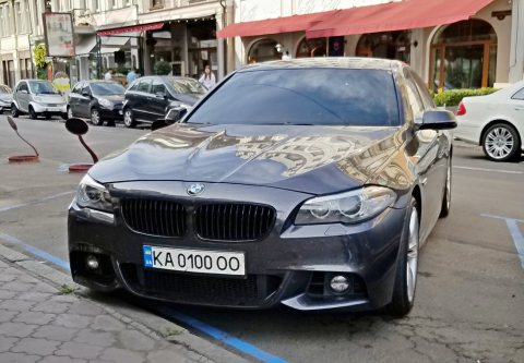 Автомобіль із номером KA0100OO