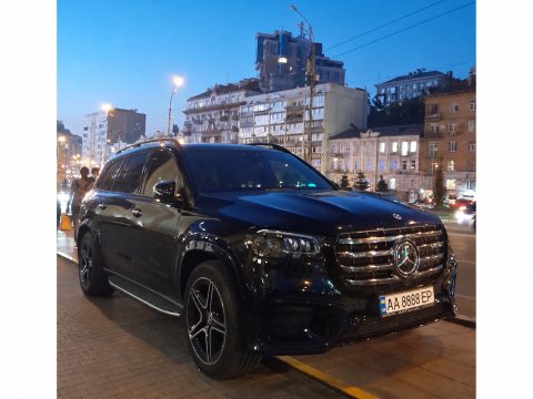 Автомобіль із номером AA8888EP