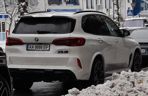 Автомобіль із номером AA8888EP