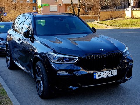Автомобіль із номером AA8888EP