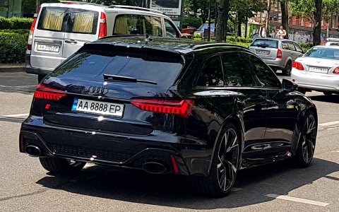 Автомобіль із номером AA8888EP