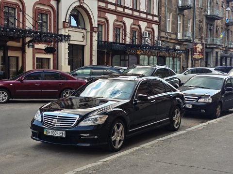 Автомобіль із номером BH0008EH
