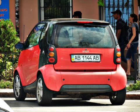 Автомобіль із номером AB1144AB