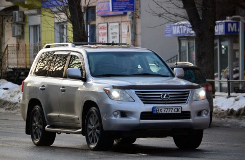 Автомобіль із номером BX7777CK