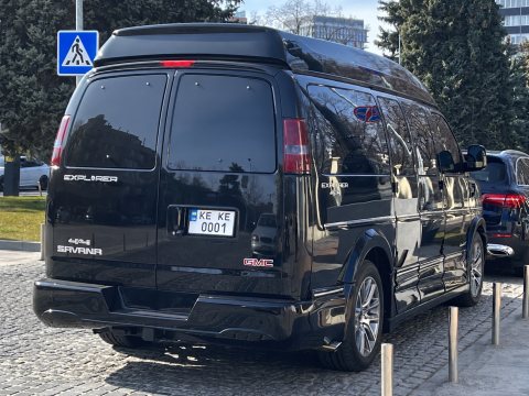 Автомобіль із номером KE0001KE