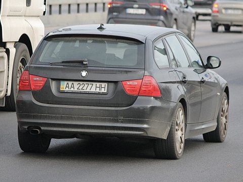 Автомобіль із номером AA2277HH