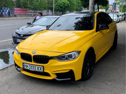 Автомобіль із номером HH3333XX