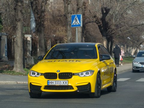 Автомобіль із номером HH3333XX