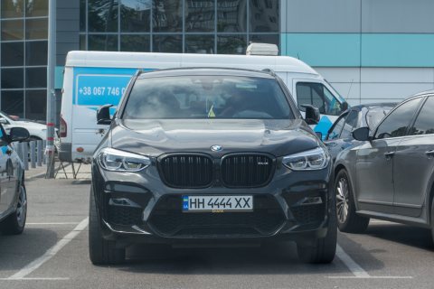 Автомобіль із номером HH4444XX