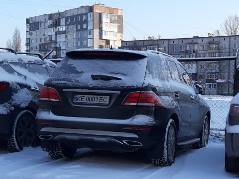 Автомобіль із номером KE0001EC