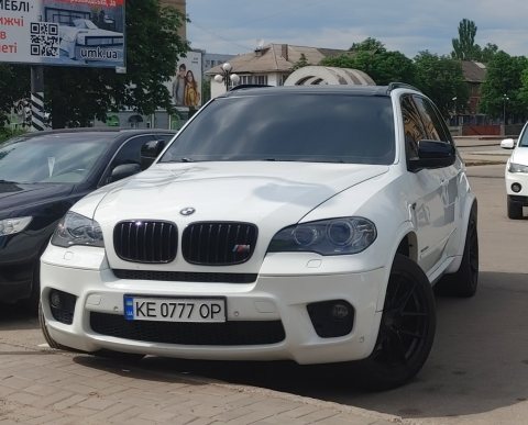 Автомобіль із номером KE0777OP