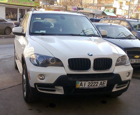 Автомобіль із номером AI2222AE