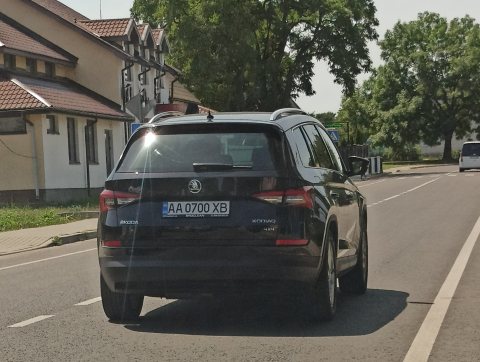 Автомобіль із номером AA0700XB