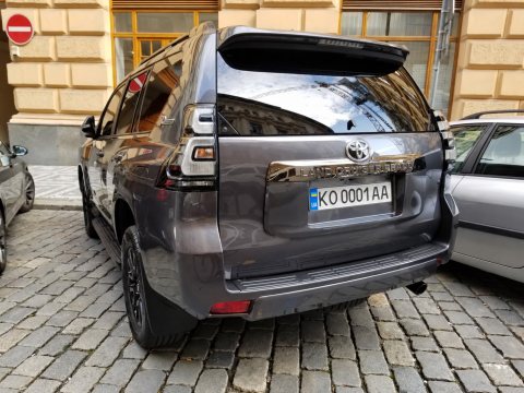 Автомобіль із номером KO0001AA