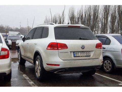 Автомобіль із номером BT7777EO