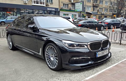 Автомобіль із номером AA0007OI