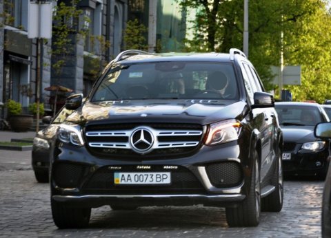 Автомобіль із номером AA0073BP