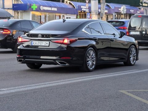 Автомобіль із номером KA0101OM