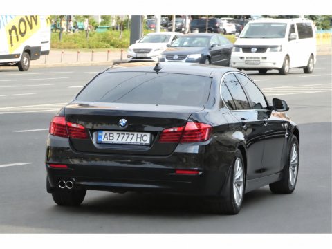 Автомобиль с номером AB7777HC