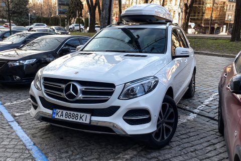 Автомобиль с номером KA8888KI