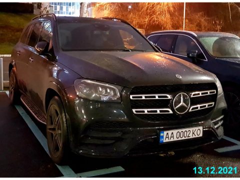 Автомобиль с номером AA0002KO