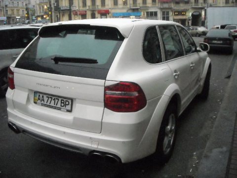 Автомобиль с номером AA7717BP