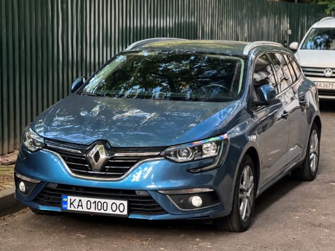 Автомобиль с номером KA0100OO
