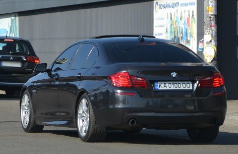 Автомобиль с номером KA0100OO