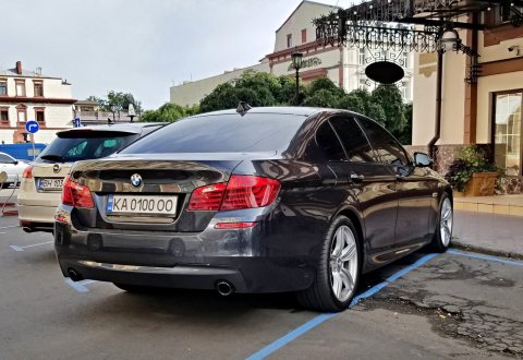 Автомобиль с номером KA0100OO