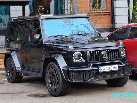Автомобиль с номером KA7000HE
