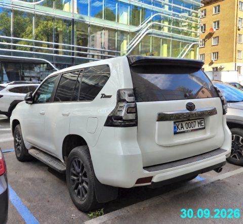 Автомобиль с номером KA0007ME