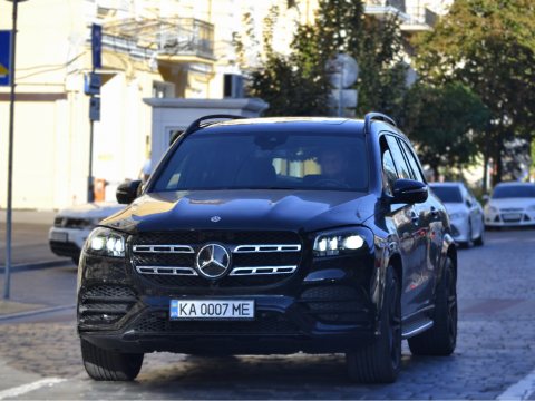 Автомобиль с номером KA0007ME