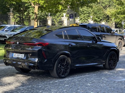 Автомобиль с номером AE0001XX