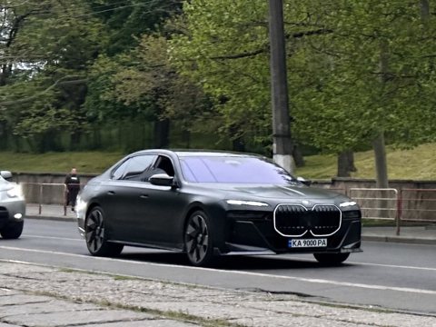Автомобиль с номером KA9000PA
