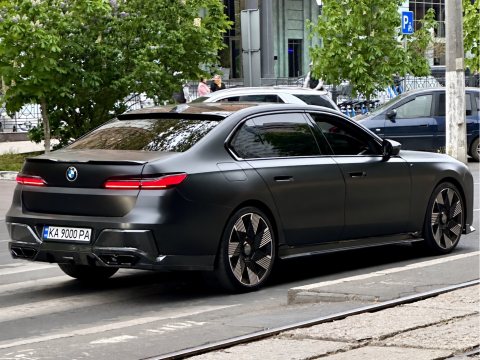 Автомобиль с номером KA9000PA
