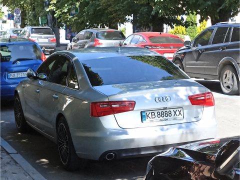Автомобиль с номером KB8888XX