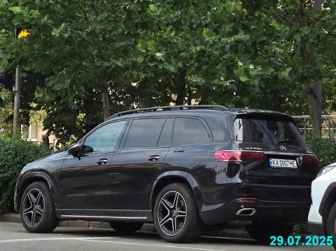 Автомобиль с номером KA0007ME