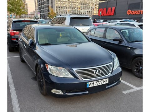 Автомобиль с номером AM7777MK