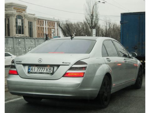 Автомобиль с номером AI7777KB