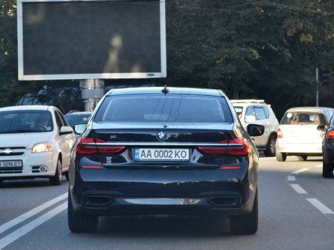Автомобиль с номером AA0002KO